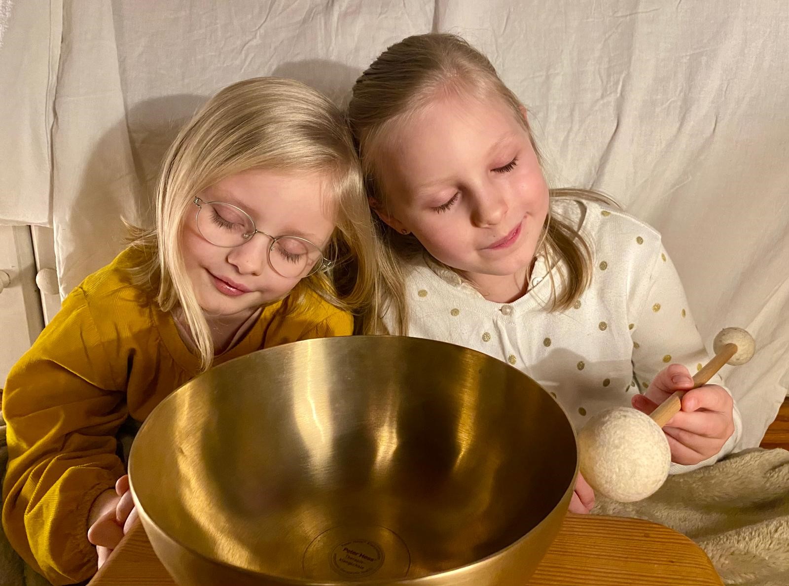 Kinder mit Klangschale