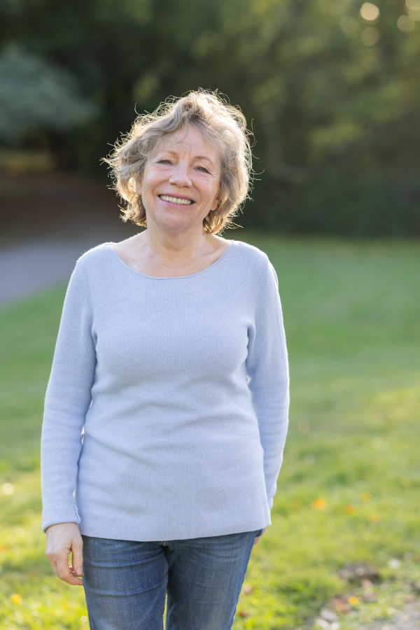 Anna-Maria Huesmann mit Klangschalen